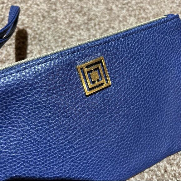 😊3/$30 Liz Claiborne Navy wristlet with phone charger attachment - Picture 7 of 8